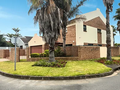 3 Bedroom House For Sale in East London - 5kyp.webp