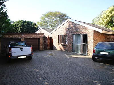3 Bedroom House For Sale in East London - EZOe.webp