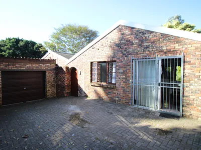 3 Bedroom House For Sale in East London - img