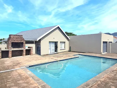 6 Bedroom House For Sale in East London - QnWn.webp