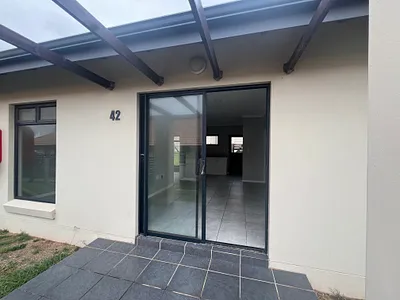 3 Bedroom Apartment For Sale in East London - qe4C.webp