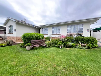 6 Bedroom House For Sale in East London - ZOwq.webp