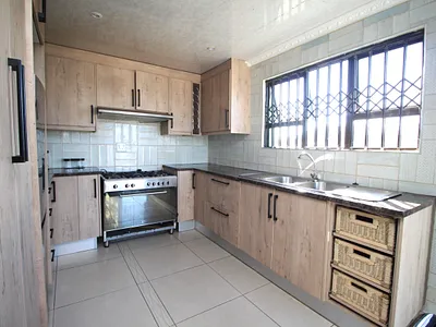 3 Bedroom House For Sale in East London - img