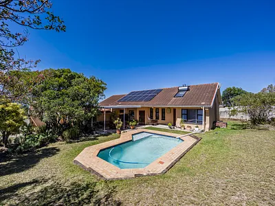 4 Bedroom House For Sale in East London - JSYl.webp