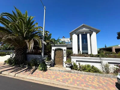 4 Bedroom House For Sale in Mossel Bay - LgwB.webp