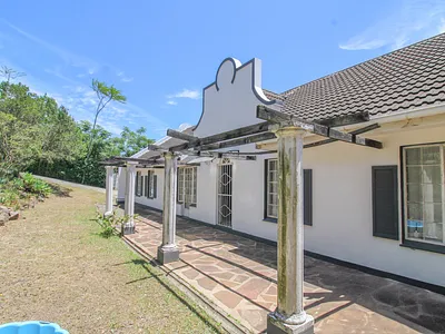 3 Bedroom House For Sale in East London - qi2M.webp