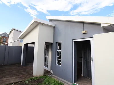 2 Bedroom Apartment To Rent in East London - YFjV.webp