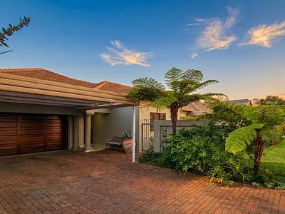 4 Bedroom Townhouse For Sale in Pretoria - 5AJz.webp