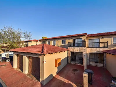 3 Bedroom Townhouse For Sale in Pretoria - eZ5a.webp