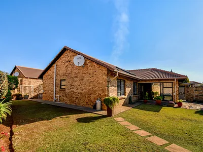 3 Bedroom Townhouse For Sale in Pretoria - 4wt2.webp