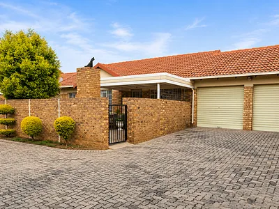 2 Bedroom Townhouse For Sale in Pretoria - Z39P.webp