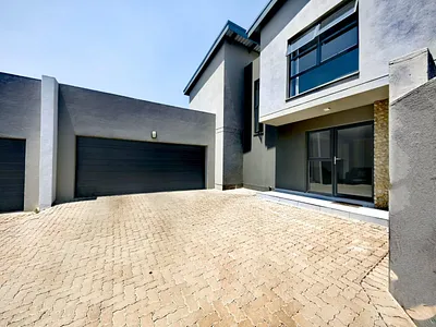 3 Bedroom Apartment For Sale in Pretoria - 1bFH.webp