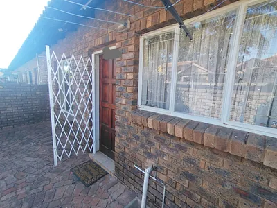 2 Bedroom Townhouse To Rent in Pretoria - 5lhU.webp