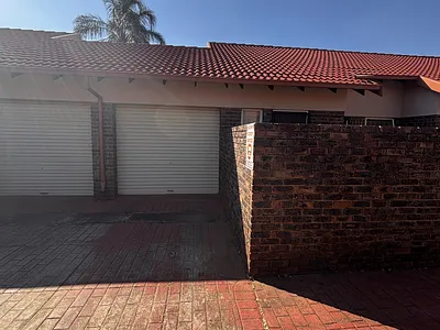 3 Bedroom Townhouse For Sale in Akasia - 0M4f.webp