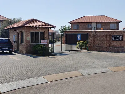 3 Bedroom Apartment To Rent in Pretoria - rNef.webp
