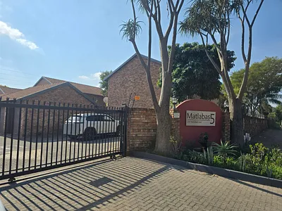 2 Bedroom Apartment For Sale in Pretoria - fs0N.webp