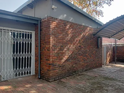 3 Bedroom House To Rent in Akasia - lhdH.webp
