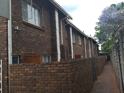 3 Bedroom Apartment To Rent in Pretoria - SQE2.webp
