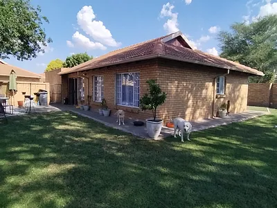 3 Bedroom Townhouse For Sale in Pretoria - UP8p.webp
