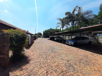 2 Bedroom Townhouse To Rent in Pretoria - nBB0.webp