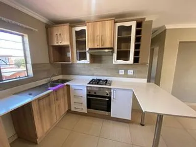 2 Bedroom Apartment To Rent in Pretoria - gkdV.webp