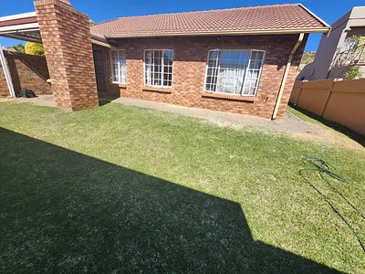 3 Bedroom Townhouse For Sale in Pretoria - KDq6.webp