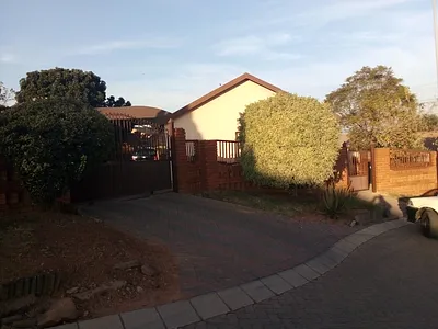 2 Bedroom House To Rent in Pretoria - 2Ofq.webp