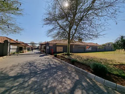 3 Bedroom Townhouse For Sale in Pretoria - img