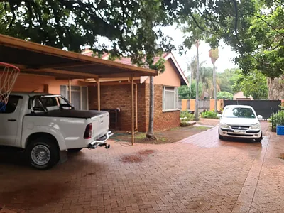 3 Bedroom House To Rent in Akasia - e1zg.webp