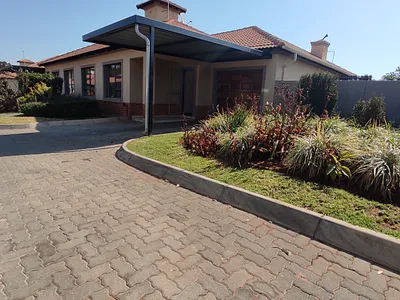 3 Bedroom Townhouse For Sale in Pretoria - 7kSj.webp