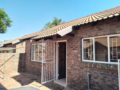2 Bedroom Townhouse To Rent in Pretoria - 9FLV.webp