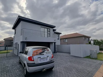 4 Bedroom Townhouse To Rent in Pretoria - ZcOv.webp