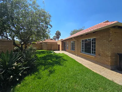 3 Bedroom Townhouse For Sale in Pretoria - 89L7.webp