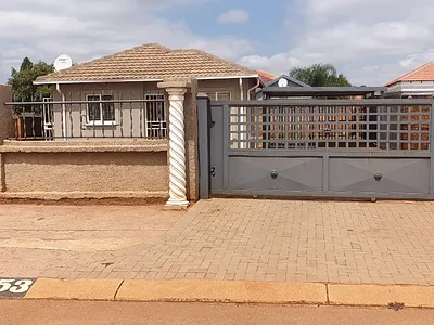 2 Bedroom House To Rent in Akasia - wrk2.webp