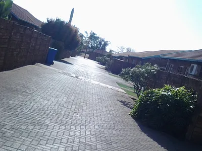 2 Bedroom Townhouse To Rent in Akasia - 73Qf.webp