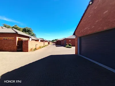 2 Bedroom Townhouse To Rent in Pretoria - 2cpJ.webp