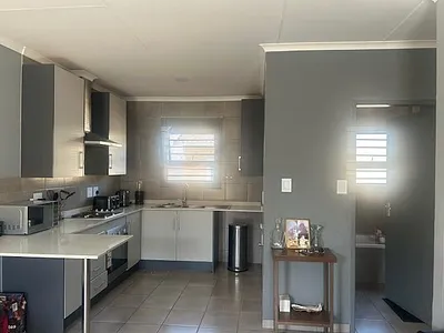 2 Bedroom Townhouse For Sale in Roodepoort - UdTf.webp