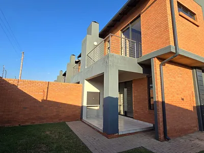 2 Bedroom Townhouse For Sale in Pretoria - qX4v.webp