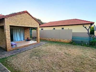 3 Bedroom Townhouse For Sale in Rustenburg - nU5M.webp
