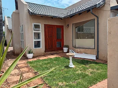3 Bedroom Townhouse For Sale in Albertville, Johannesburg - e5Sa.webp