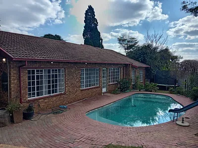4 Bedroom House For Sale in Roodepoort - ror1.webp