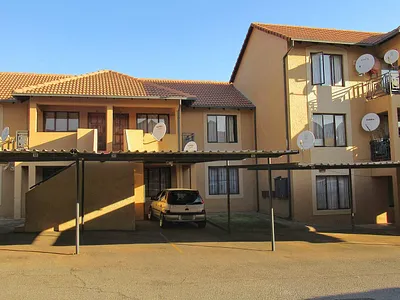 2 Bedroom Apartment For Sale in Roodepoort - Wk5J.webp