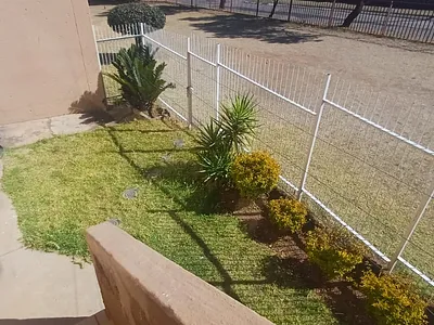 2 Bedroom Apartment For Sale in Roodepoort - 0FrR.webp