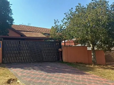 3 Bedroom House For Sale in Roodepoort - 8yBS.webp