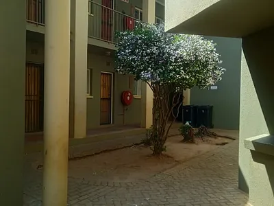 2 Bedroom Apartment For Sale in Roodepoort - t7pR.webp