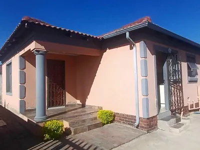 2 Bedroom House For Sale in Roodepoort - vl74.webp