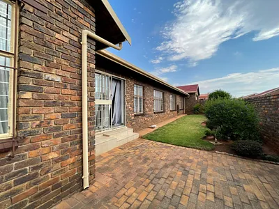 3 Bedroom Townhouse For Sale in Kempton Park - img