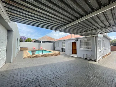 3 Bedroom House For Sale in Johannesburg - r6ts.webp
