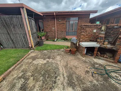 2 Bedroom Apartment For Sale in Pretoria - 4pHh.webp