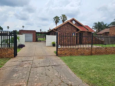 3 Bedroom House For Sale in Karenpark, Akasia - cqPi.webp